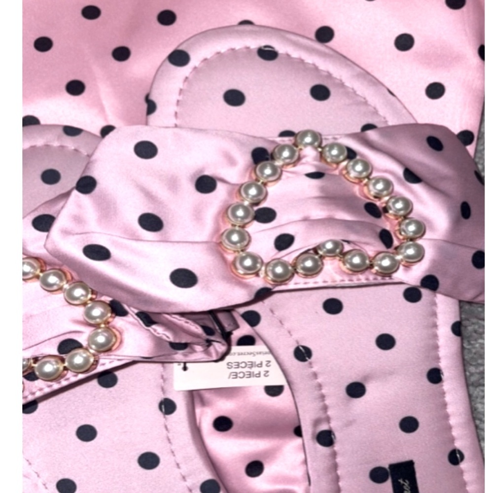 - Beautiful BARBiE PINK color  victoria secret slippers so pretty,